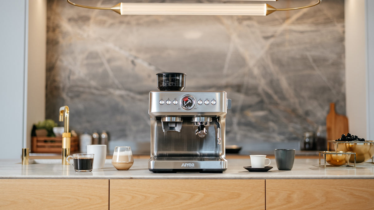 AIVIQ Aspire Brew espressomaskine i børstet rustfrit stål på et køkken med marmorvæg