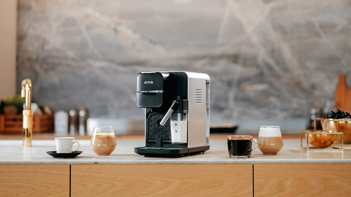 AIVIQ MultiBrew Pro kapselmaskine med mælkebeholder på et marmorkøkken