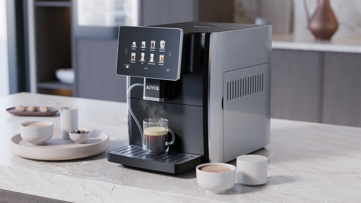 AIVIQ AEM-101S espressomaskine med en kop espresso og kaffekopper på et marmorbord