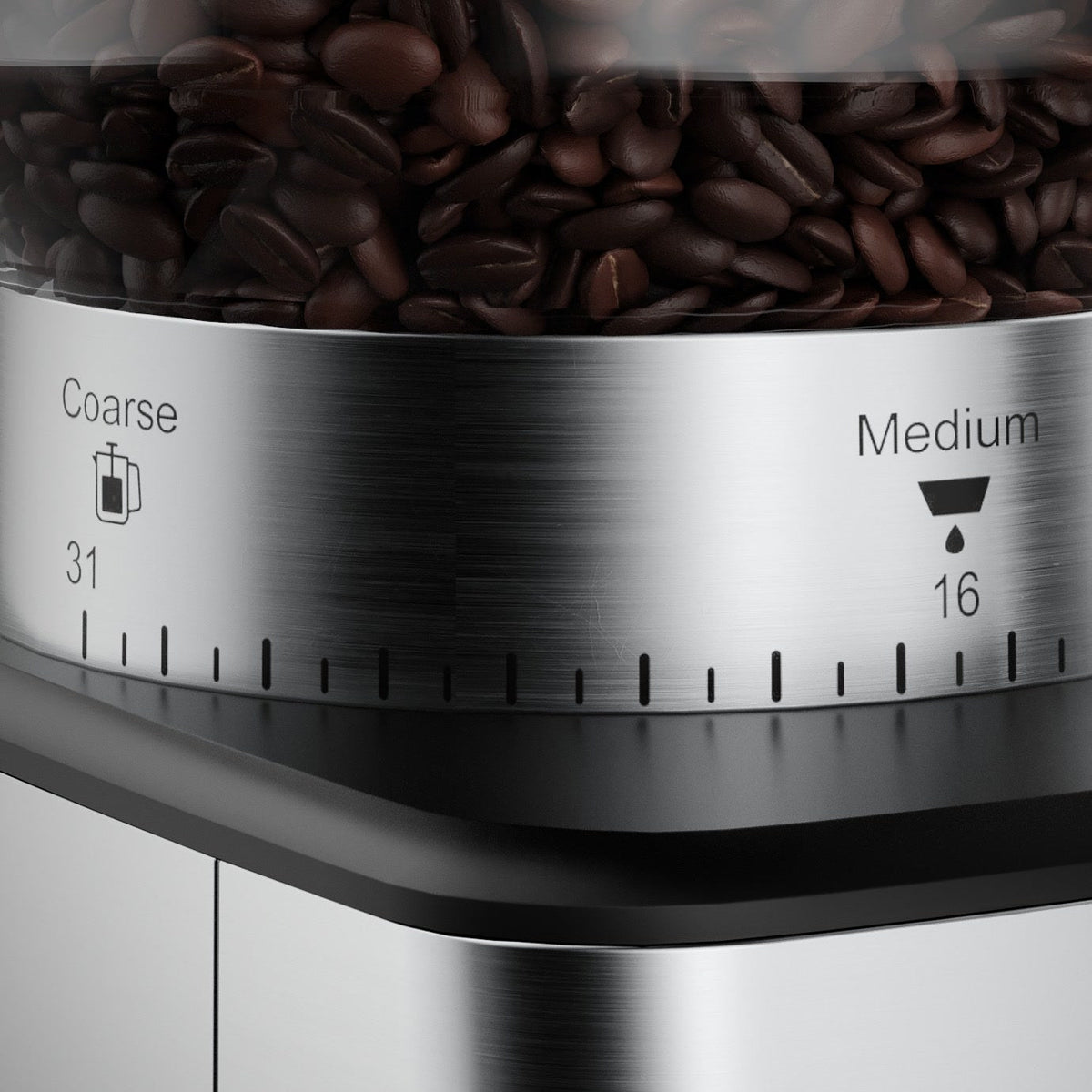 Indstillingsringen på AIVIQ Inspire Pro med trin 16 og 31 og kaffebønner i beholderen ovenover
