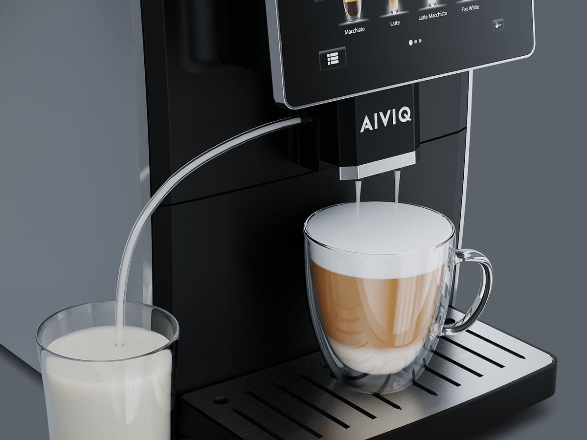 AEM-101S laver en latte, mens mælken suges op fra et glas gennem slangen