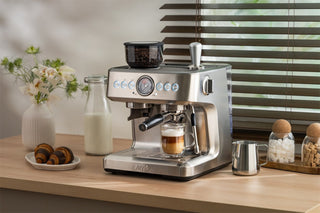 Aspire Brew med en latte på et køkkenbord