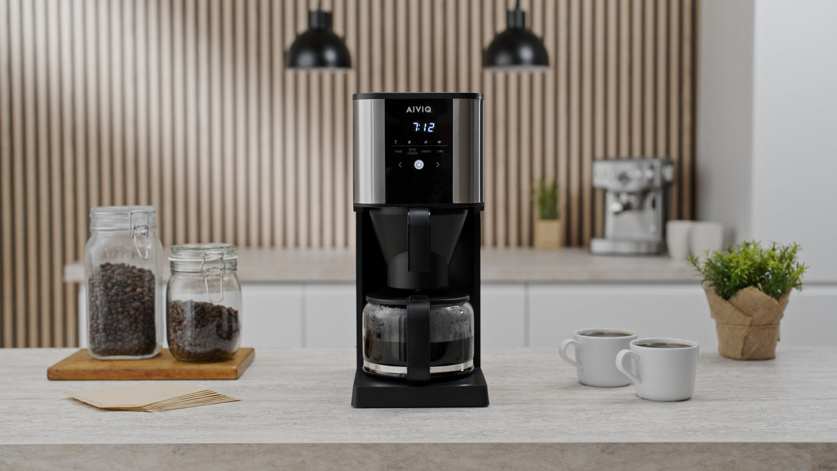 AIVIQ Grind 'N Brew Inspire filterkaffemaskine med glaskande i et køkken med træpaneler