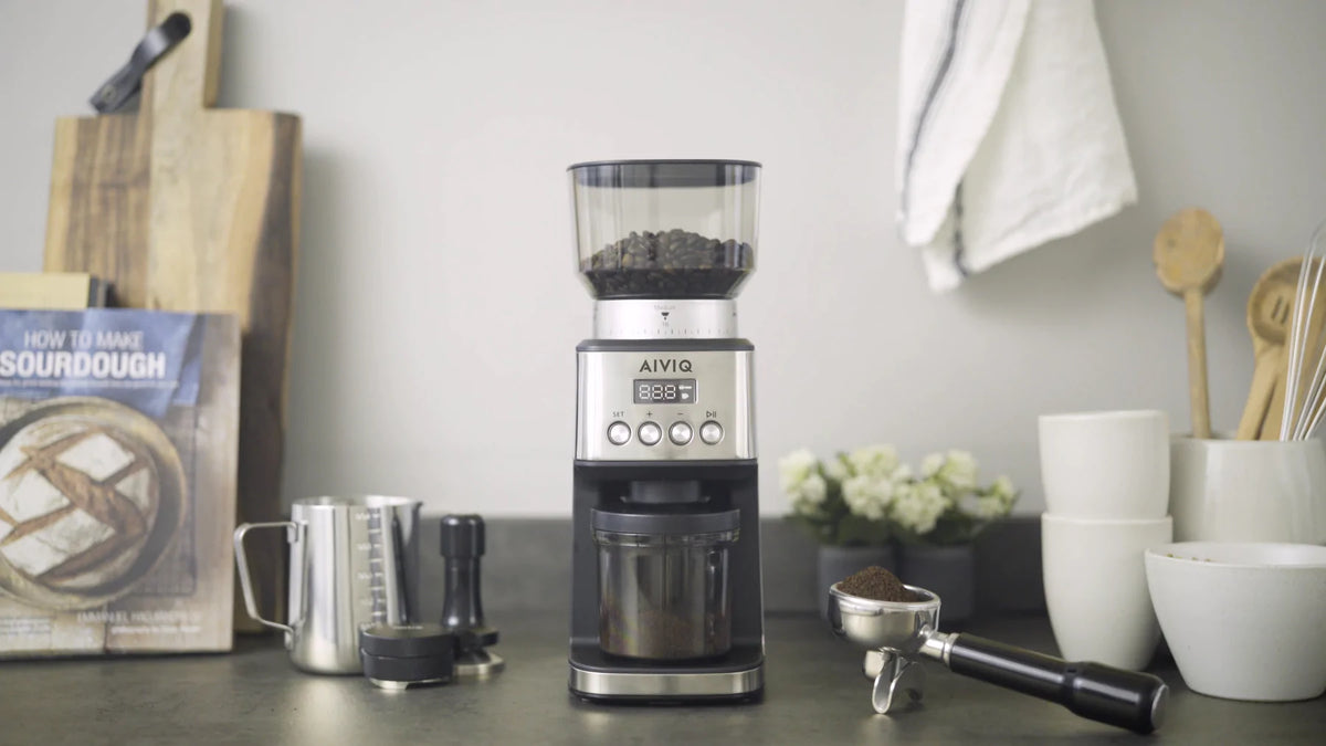 AIVIQ Inspire Pro kaffekværn på et køkkenbord med portafilter, mælkekande og kopper