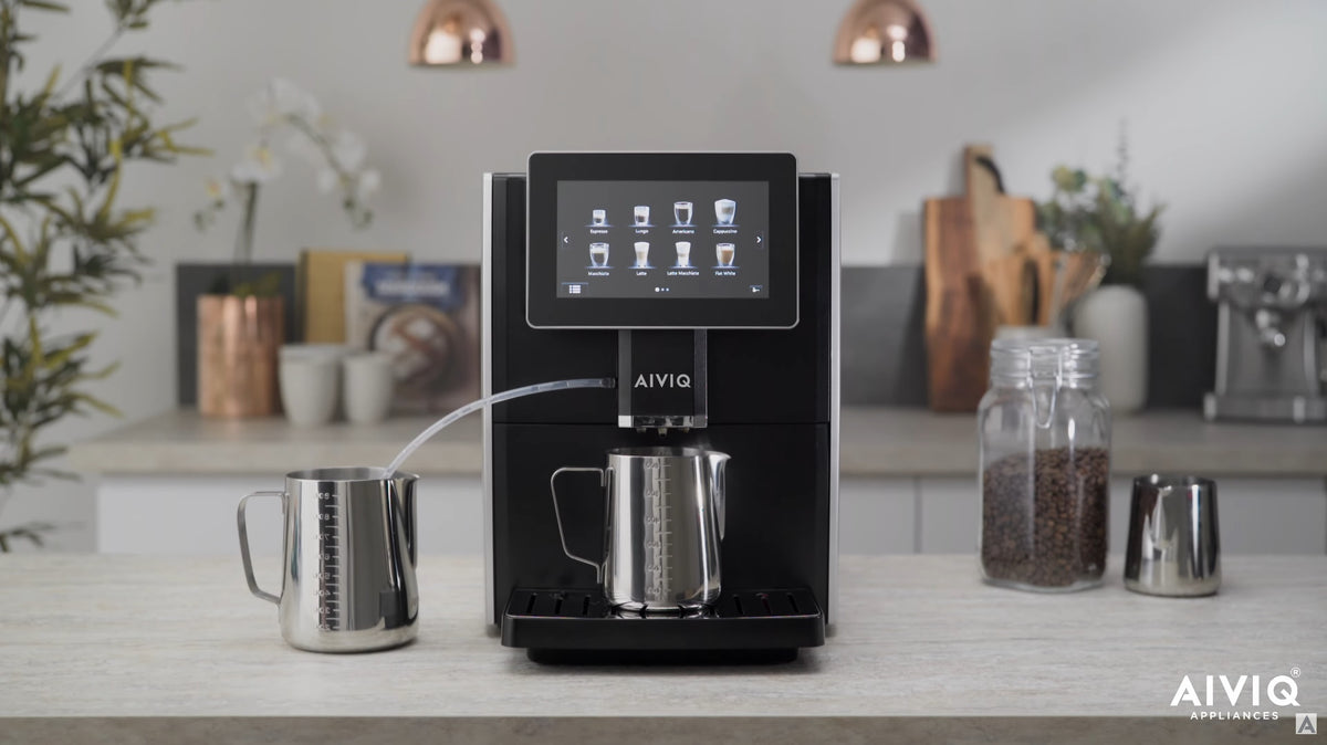 AIVIQ AEM-101S med mælkeslange og mælkekande på køkkenbordet