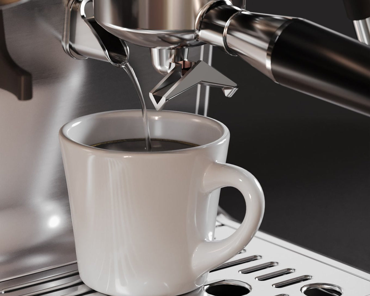 Varmt vand løber fra en AIVIQ Aspire-espressomaskine ned i en hvid kop på risten
