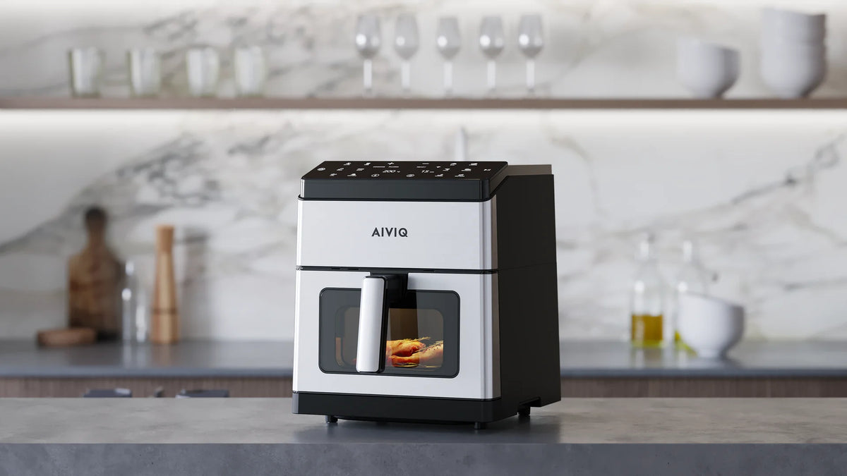 AIVIQ Premio Airfryer 8 L med vindue i skuffen på et marmorkøkken