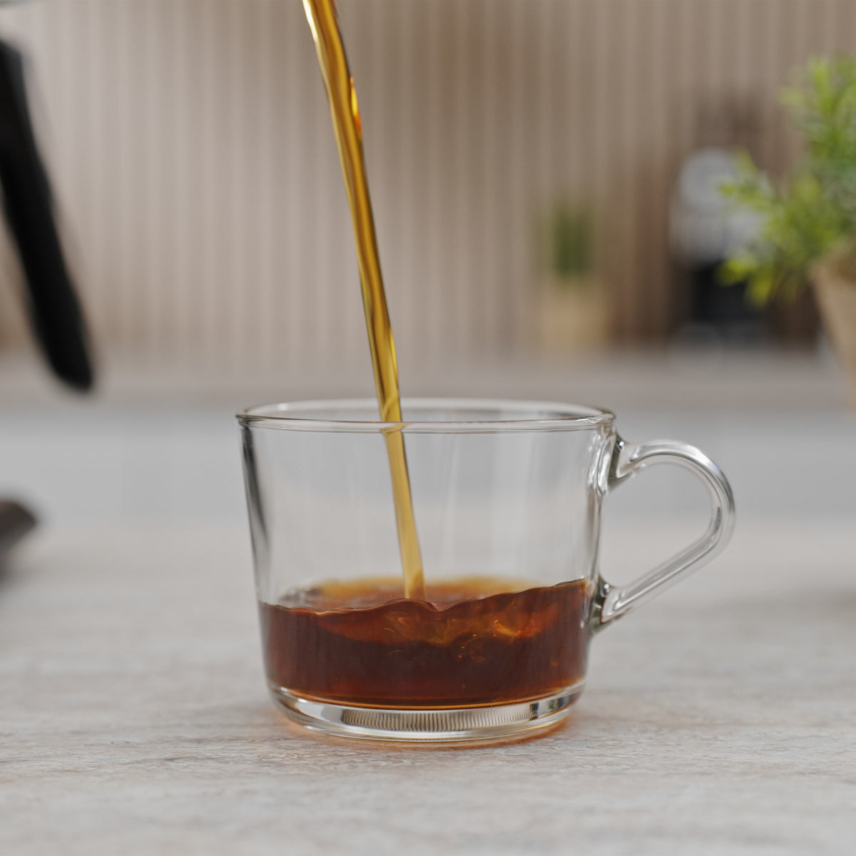 Precision Pour Pro skænker kaffe i en glaskop