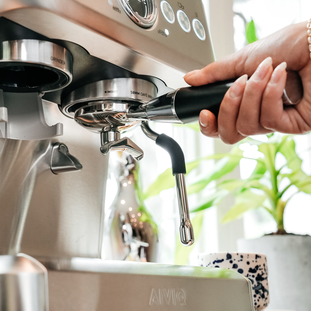 Bryg og skum silkeblødt mælk samtidig