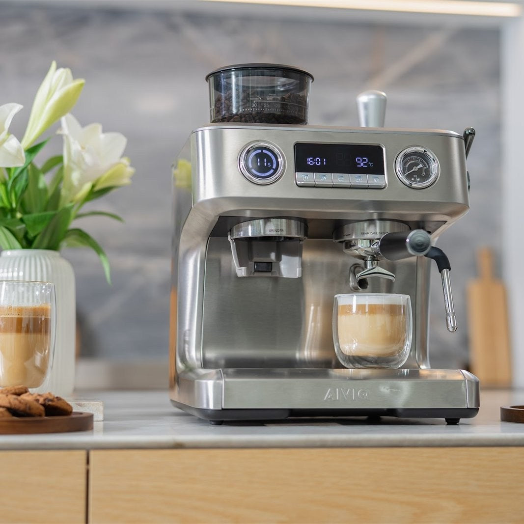 Aspire Advanced: hjemme: hele maskinen med en latte på drypbakken