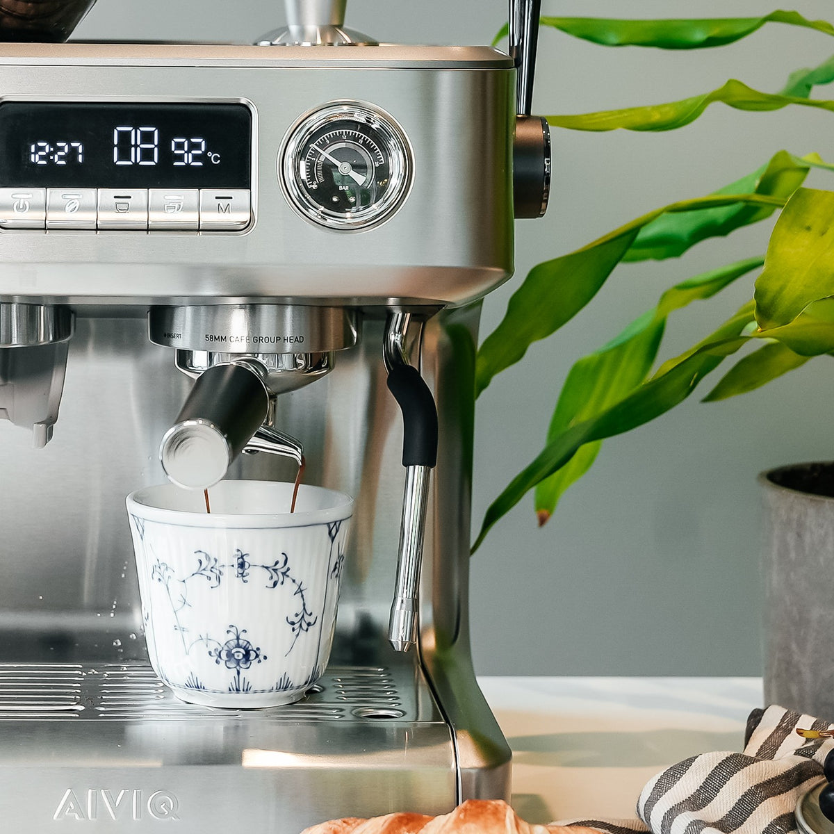 Aspire Advanced: bryggehovedet: espresso i koppen, displayet tæller