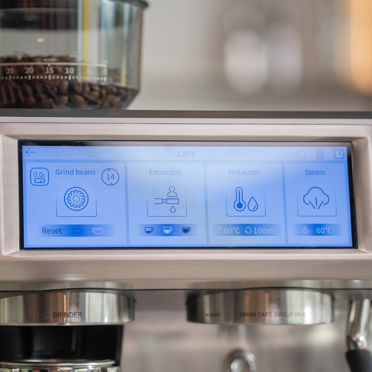 Aspire Experts touchskærm viser trinene for en latte: kværning, ekstraktion, varmt vand og damp. Ved kværningen står vægten på 0,0 g og en kværnetid på 14 sekunder.