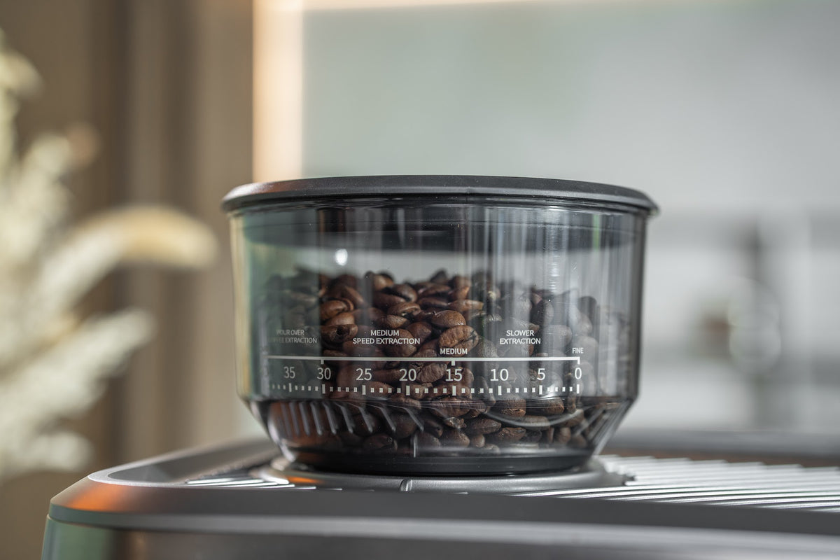 Kaffebønner i en bønnebeholder