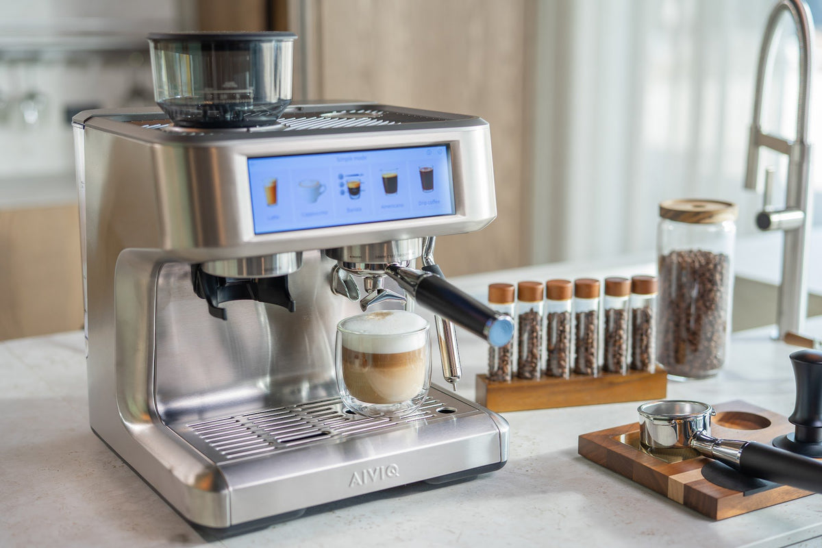 Aspire Expert med en latte på et lyst køkkenbord