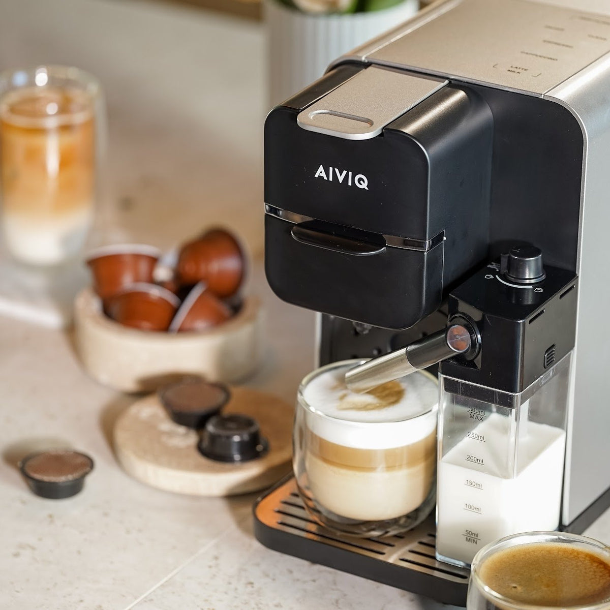 MultiBrew Pro laver en latte i et køkken med croissanter