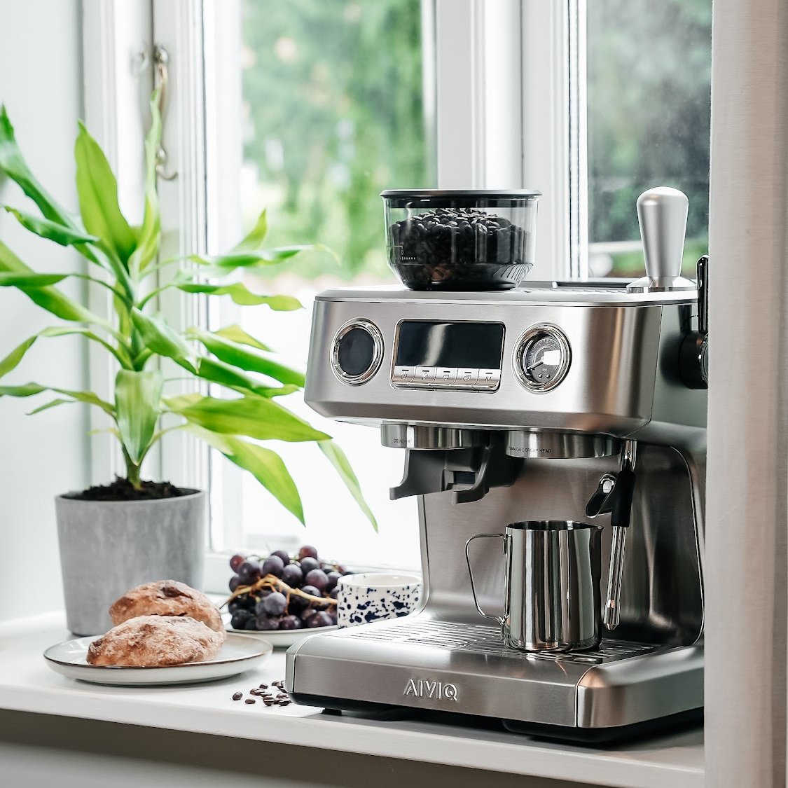 AIVIQ Aspire espressomaskine i en vindueskarm derhjemme med plante, brød og vindruer