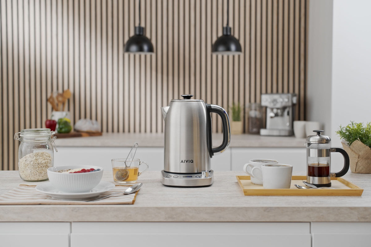AIVIQ Smart Premier elkedel på køkkenbordet mellem morgenmad, te og stempelkaffe