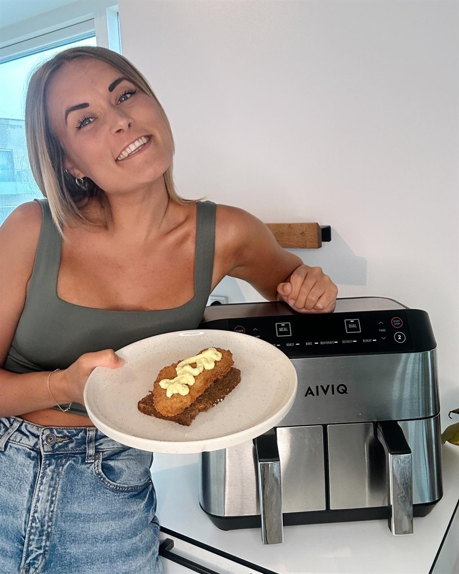 Kvinde med en tallerken ved sin Premio Dual airfryer