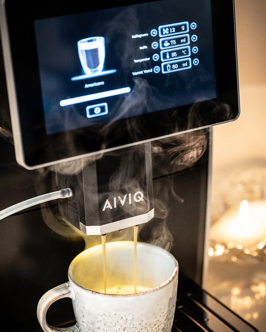 Kaffe løber fra en automatisk AIVIQ-espressomaskine