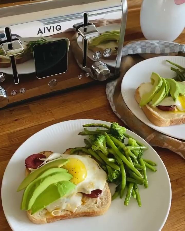 Morgenmad med æg og avocado ved en AIVIQ-brødrister
