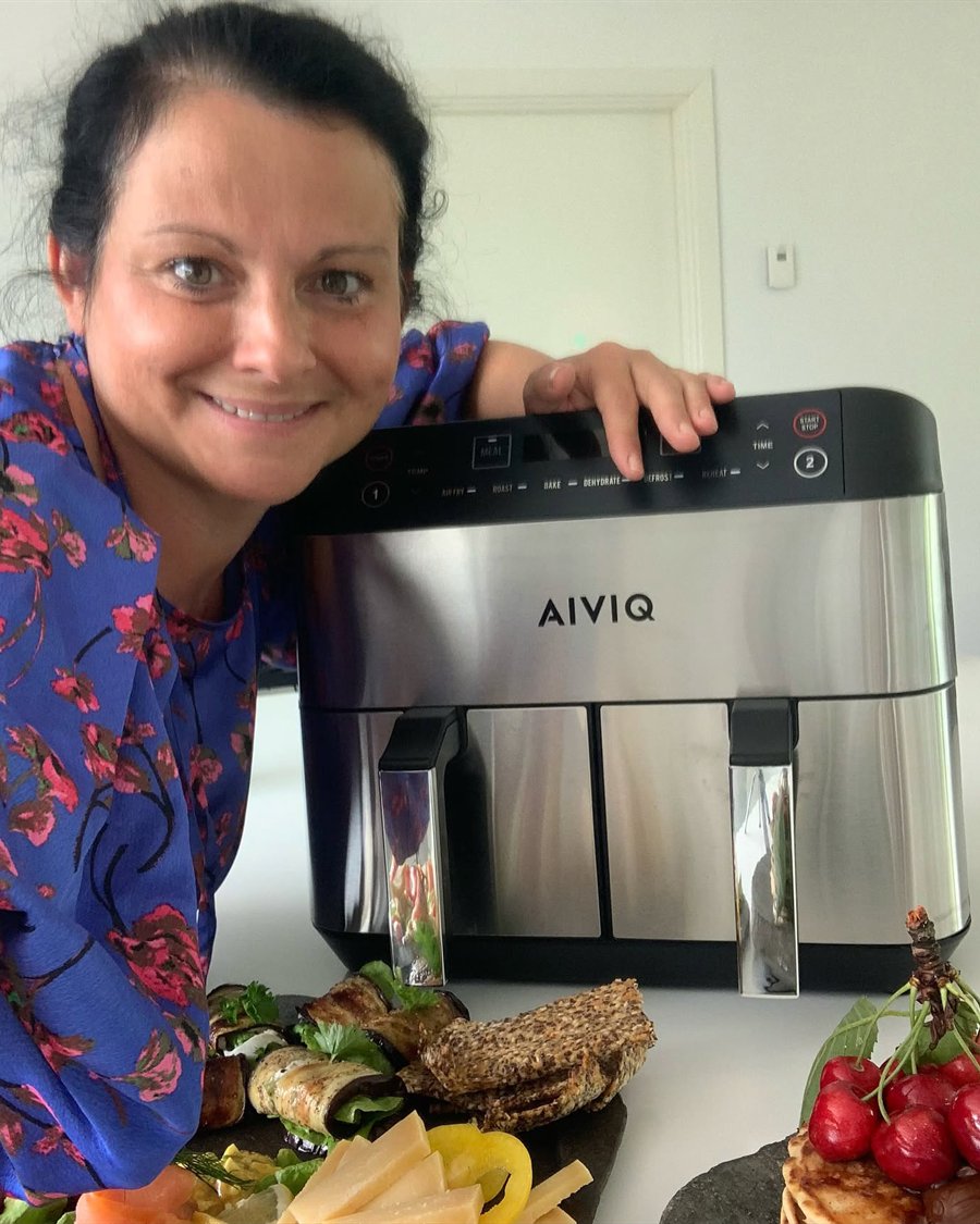 Kvinde med sin dual airfryer og en frokostanretning