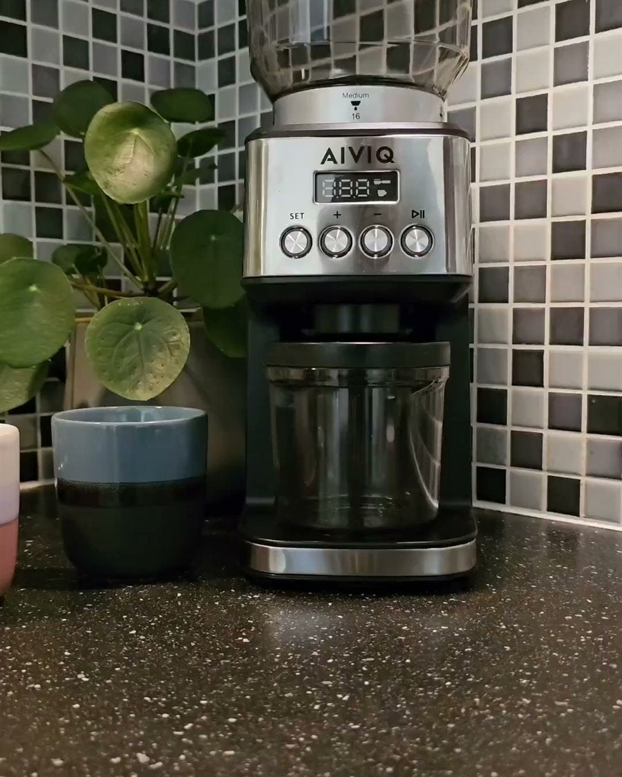 Kaffemaskine med indbygget kværn på et køkkenbord