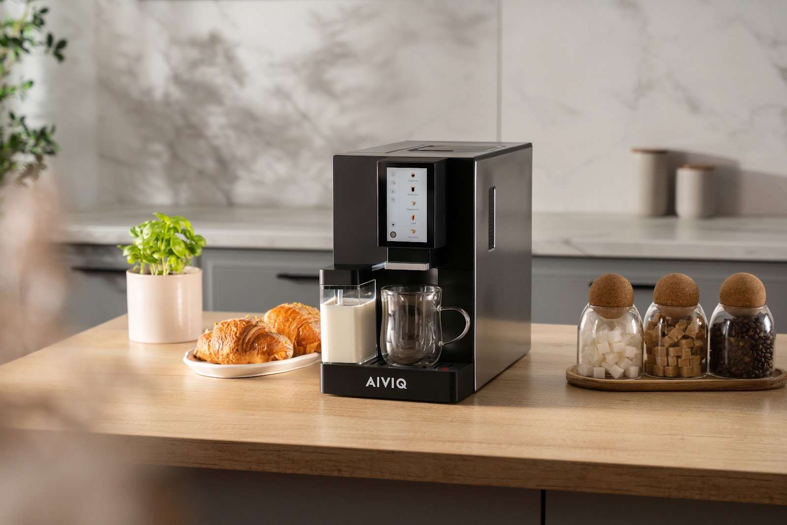 Lumina Pro på et køkkenbord med croissanter og grønne planter