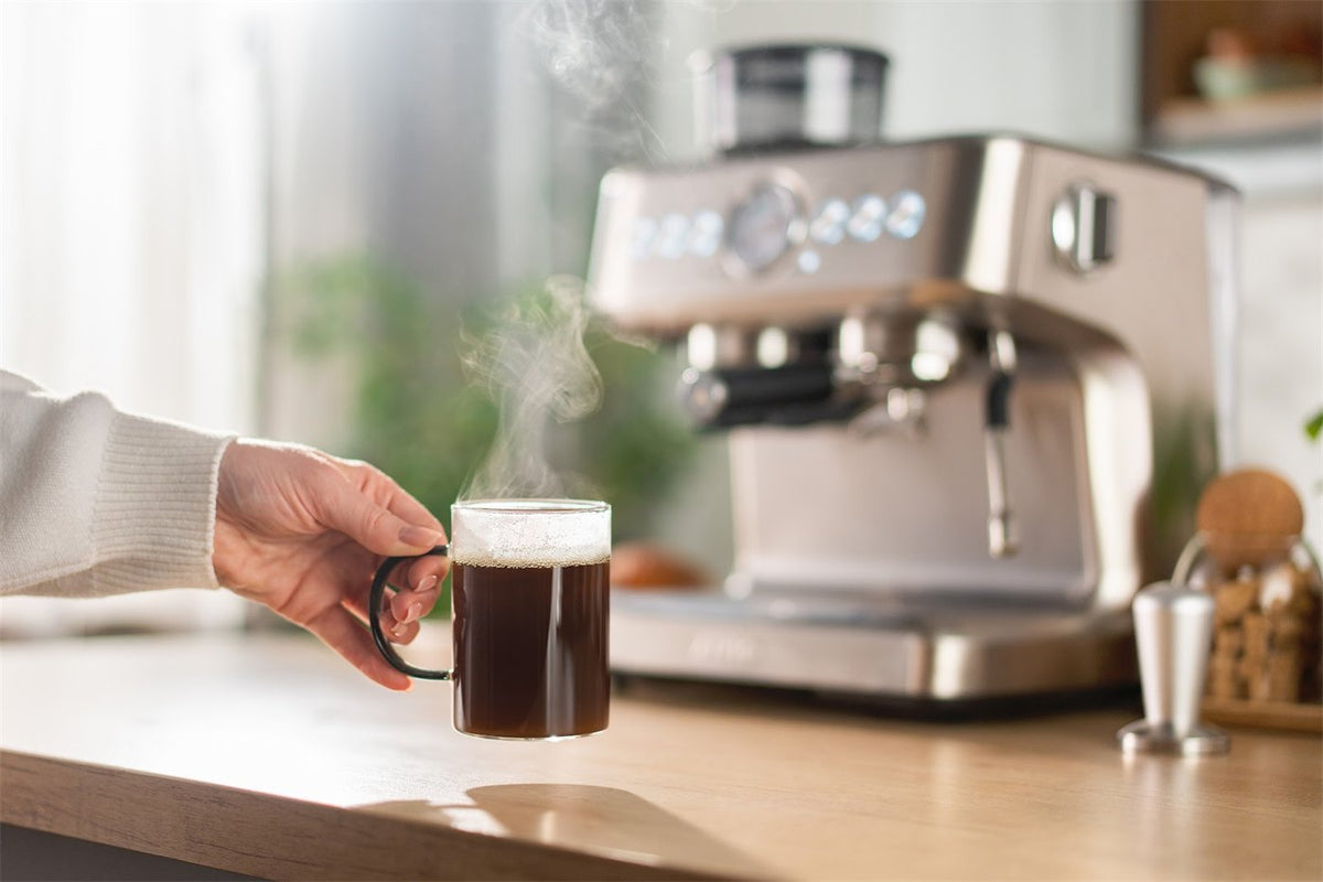 En kop kaffe ved Aspire Core på et lyst køkkenbord